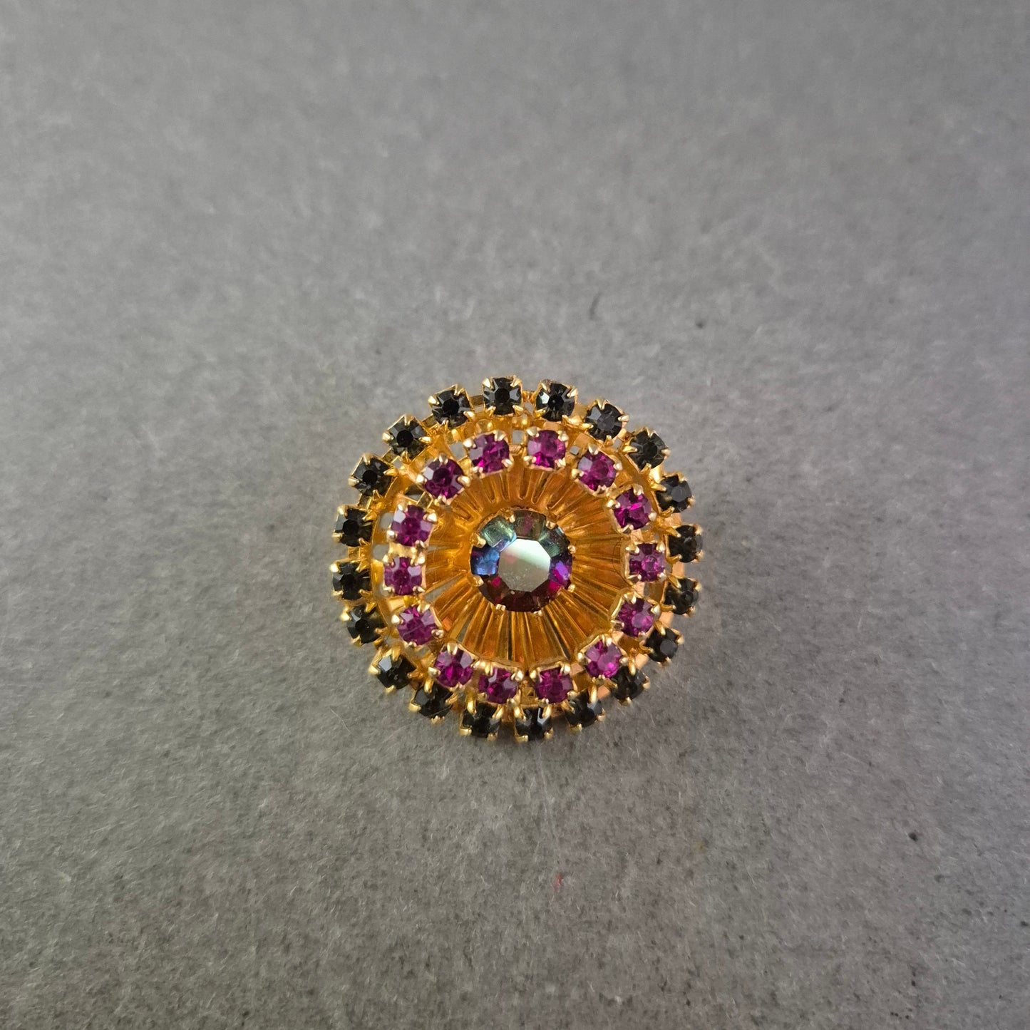 Brosche im Blüten-Design mit bunten Glitzersteinen Goldfarben