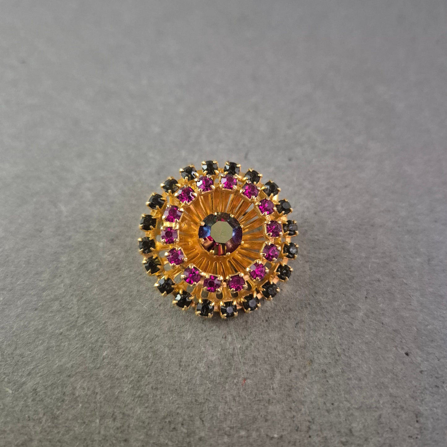 Brosche im Blüten-Design mit bunten Glitzersteinen Goldfarben