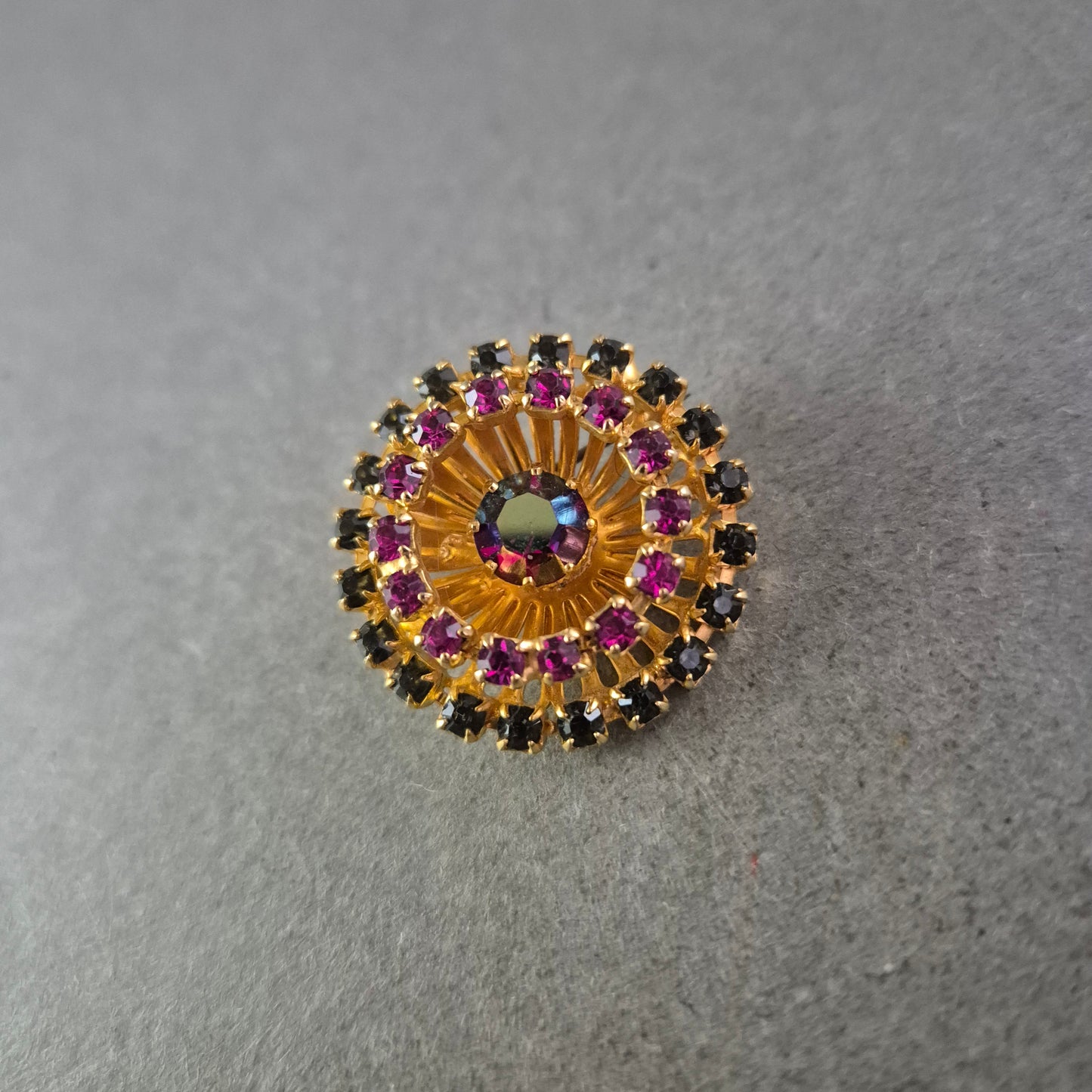 Brosche im Blüten-Design mit bunten Glitzersteinen Goldfarben