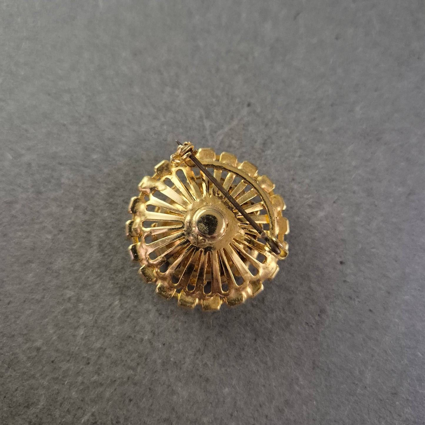 Brosche im Blüten-Design mit bunten Glitzersteinen Goldfarben