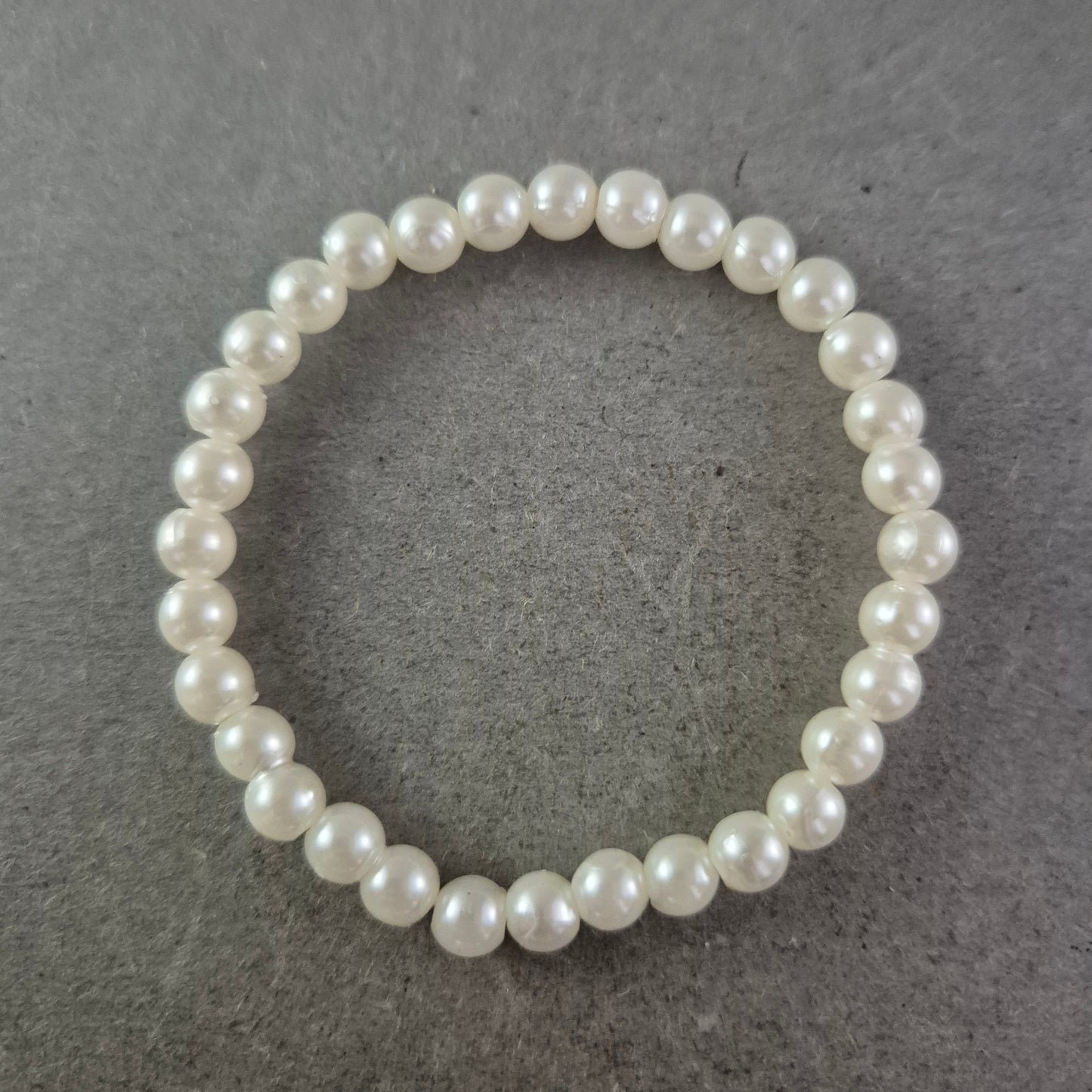 Damen Armband Klassische Perlen auf Stretchband Creme-Weiß