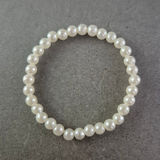 Damen Armband Klassische Perlen auf Stretchband Creme-Weiß
