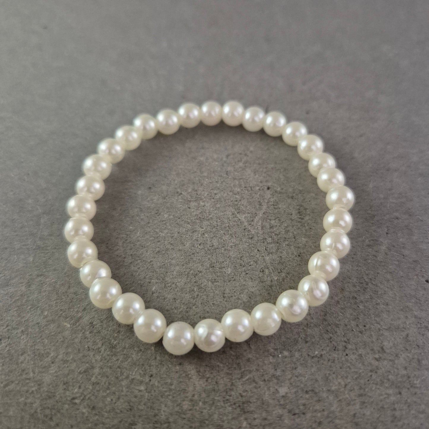 Damen Armband Klassische Perlen auf Stretchband Creme-Weiß