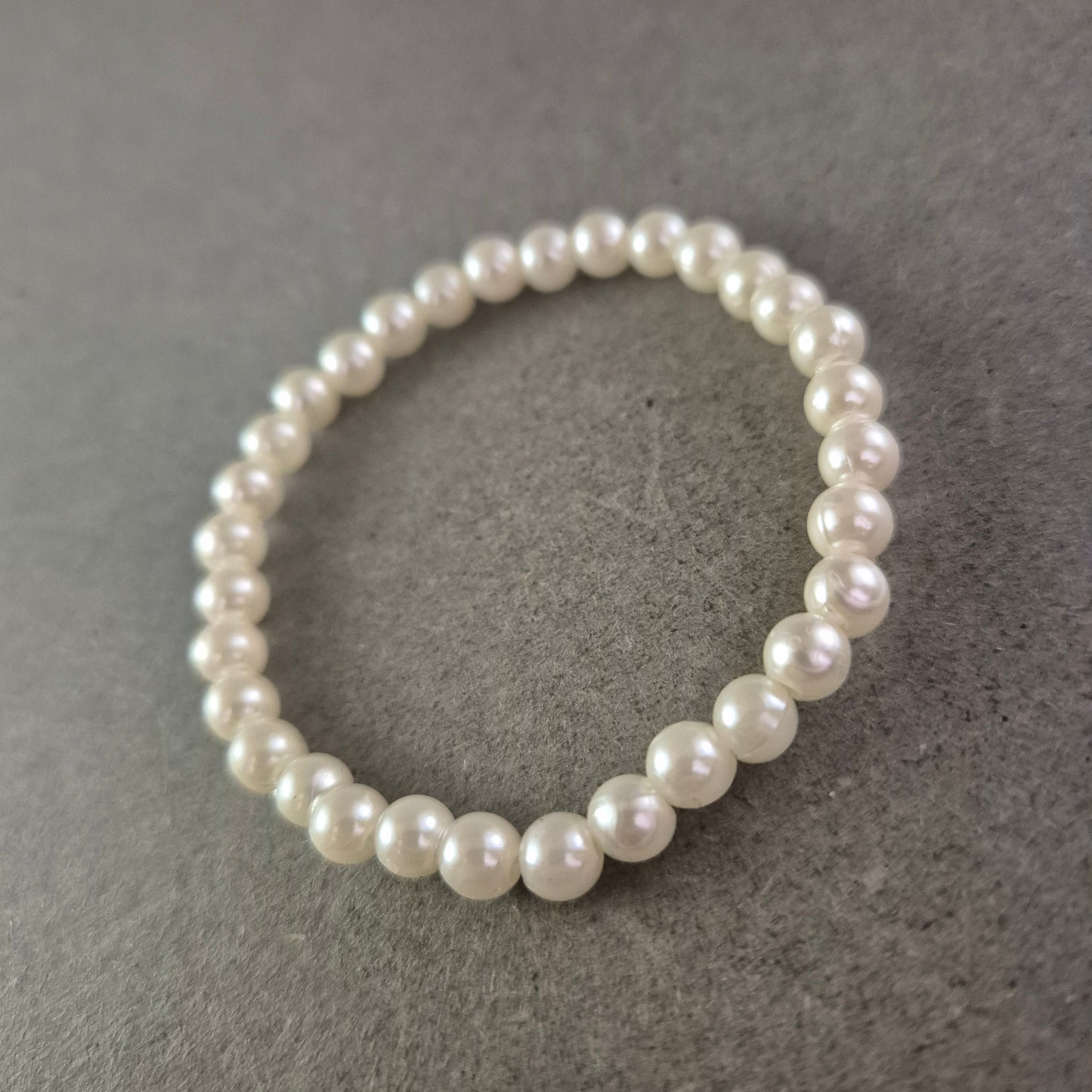 Damen Armband Klassische Perlen auf Stretchband Creme-Weiß