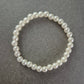 Damen Armband Klassische Perlen auf Stretchband Creme-Weiß