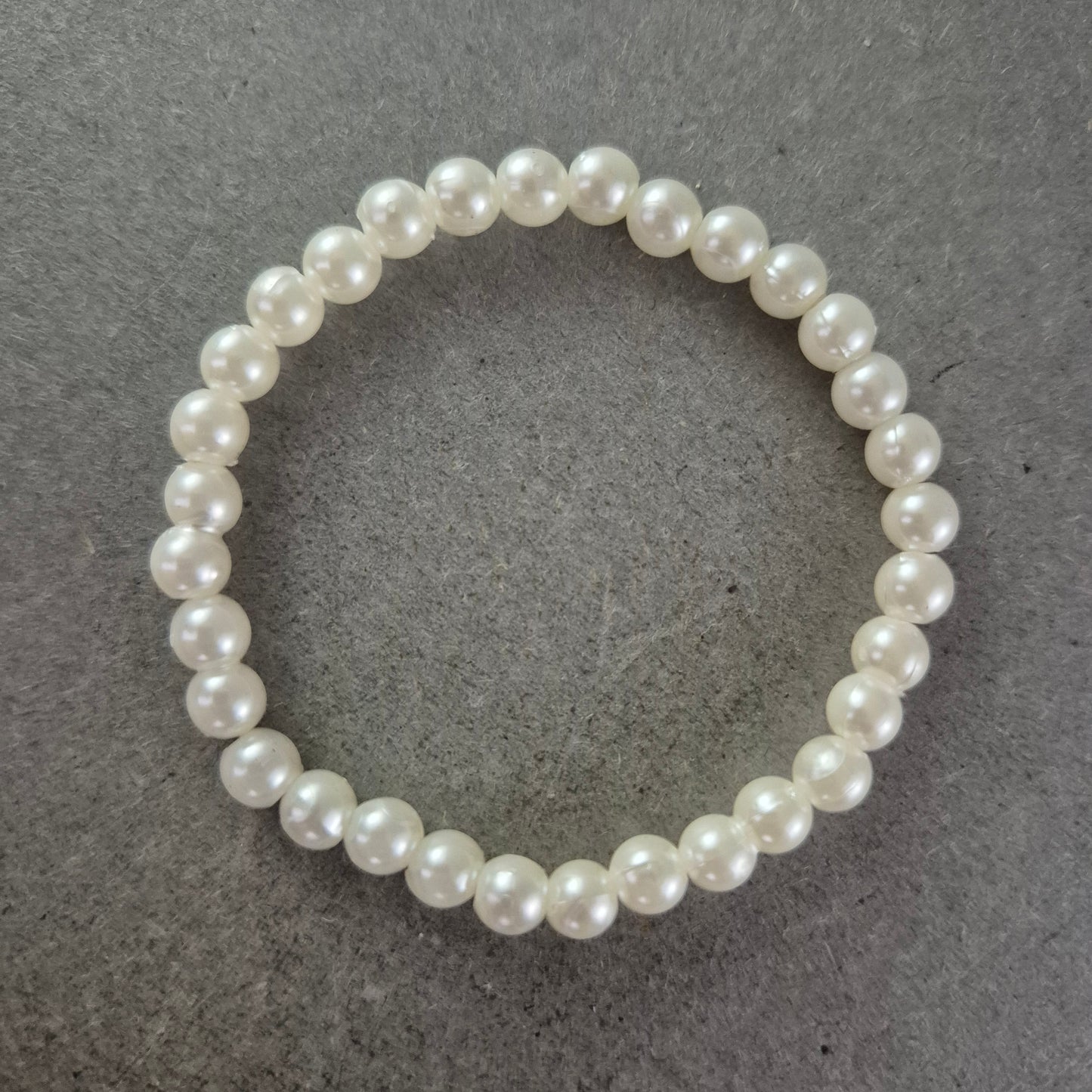 Damen Armband Klassische Perlen auf Stretchband Creme-Weiß