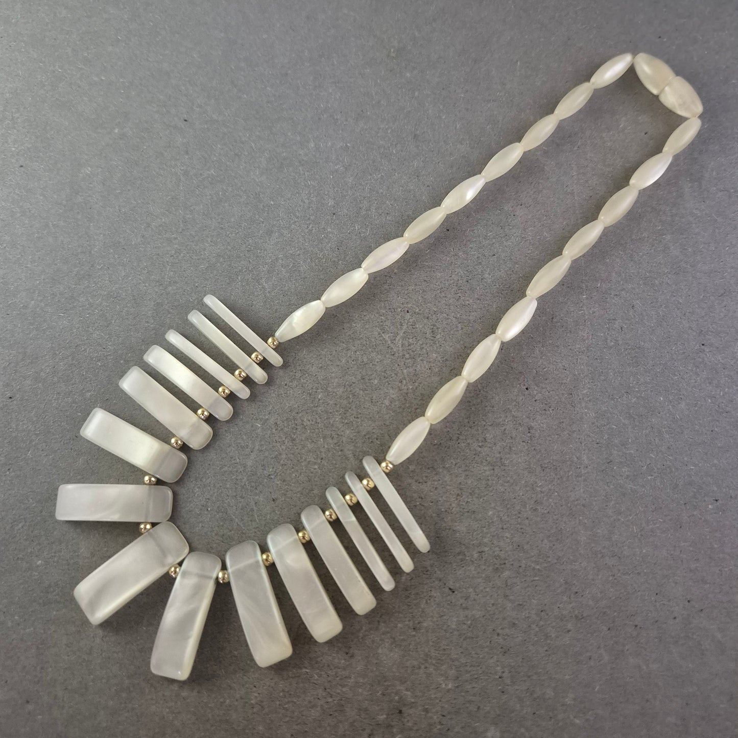 Damen Kette Perlmutt-Design mit länglichen Elementen Creme-Weiß