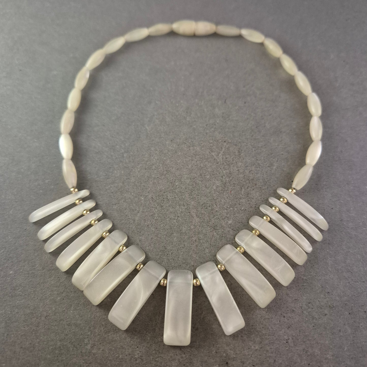 Damen Kette Perlmutt-Design mit länglichen Elementen Creme-Weiß