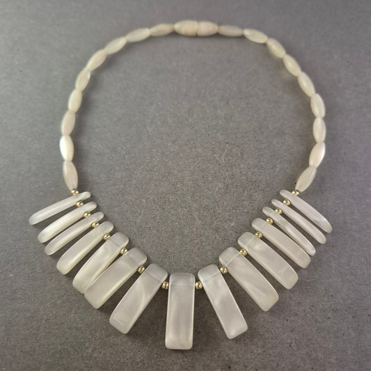 Damen Kette Perlmutt-Design mit länglichen Elementen Creme-Weiß