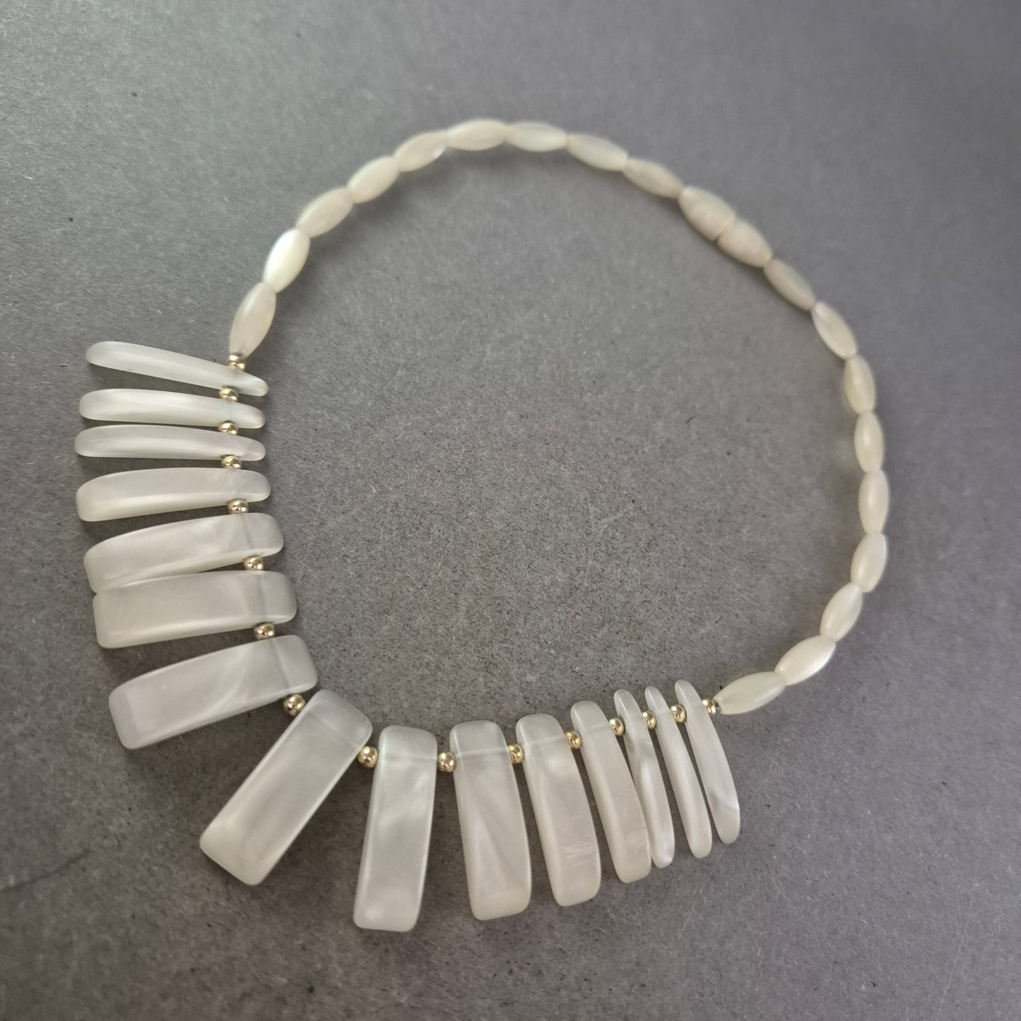 Damen Kette Perlmutt-Design mit länglichen Elementen Creme-Weiß