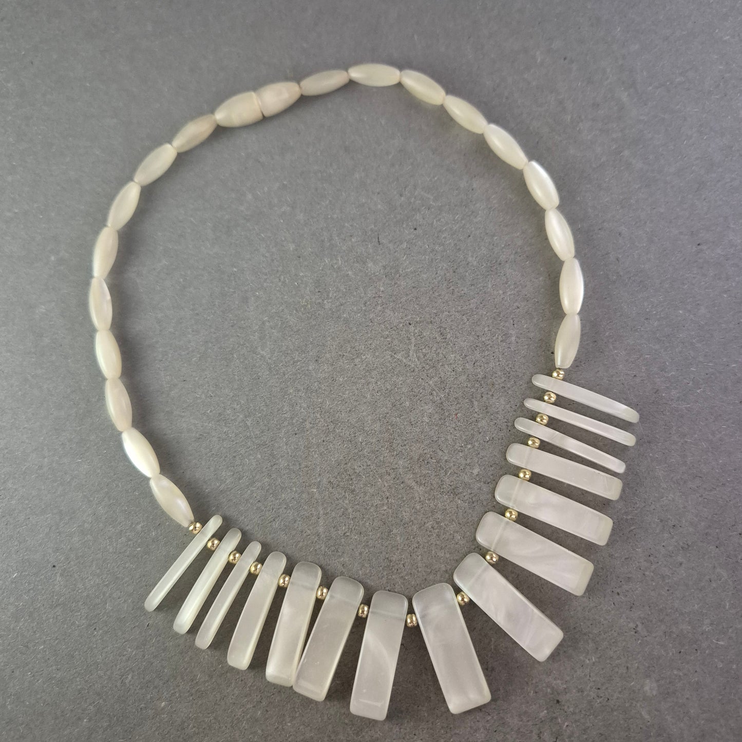 Damen Kette Perlmutt-Design mit länglichen Elementen Creme-Weiß