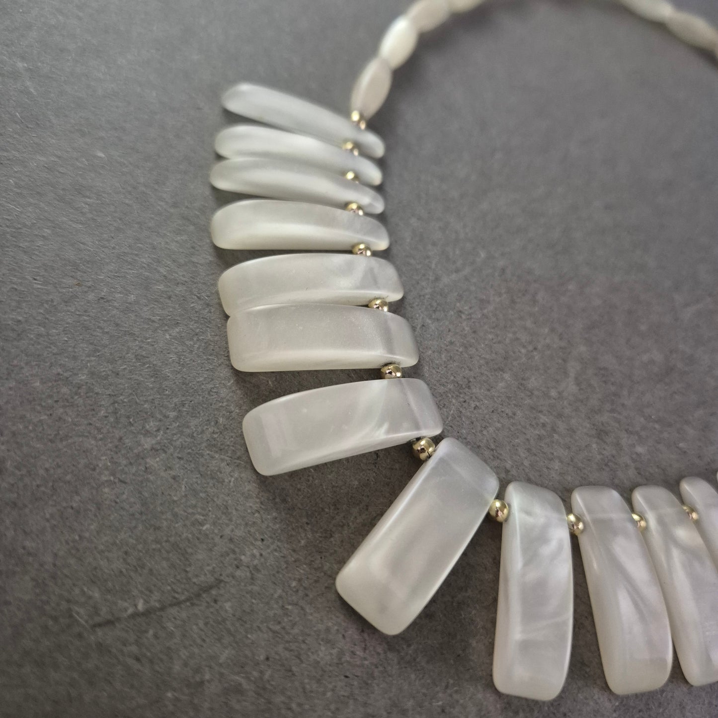 Damen Kette Perlmutt-Design mit länglichen Elementen Creme-Weiß