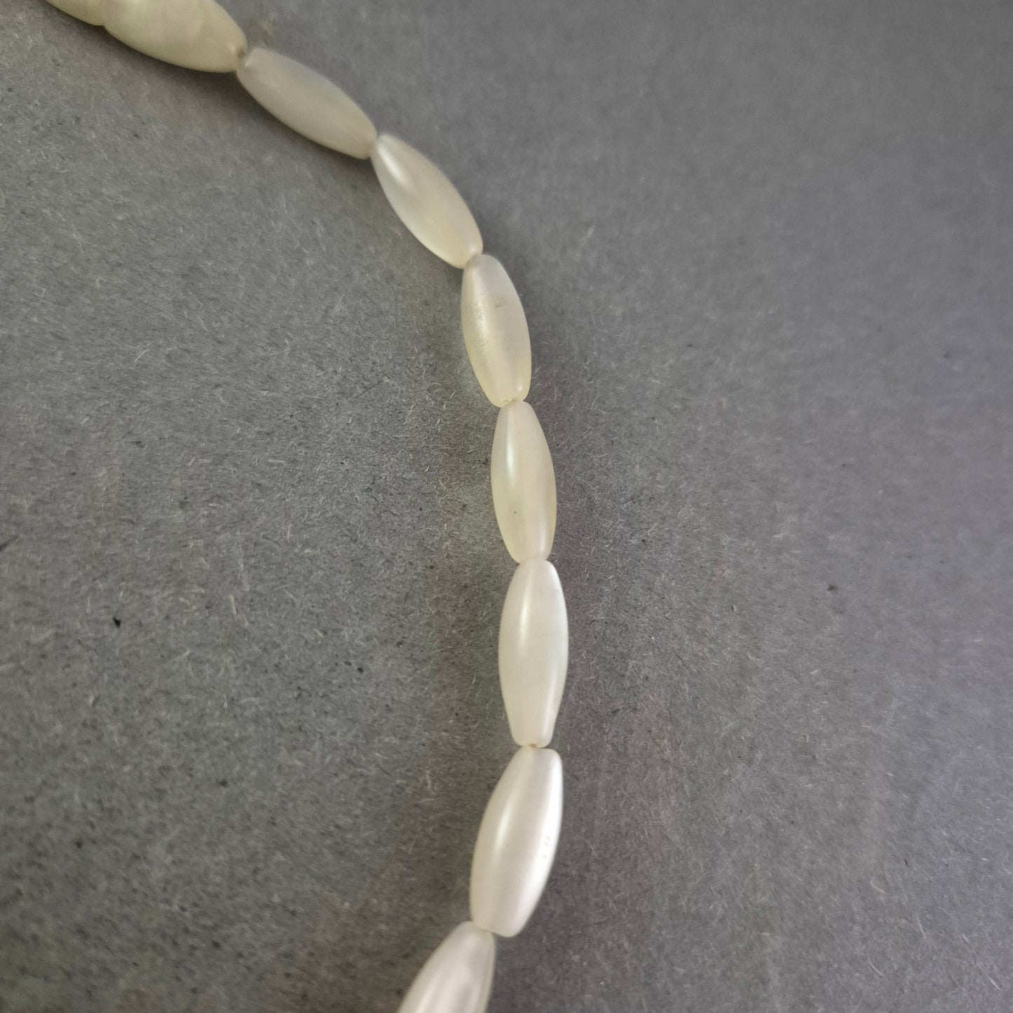 Damen Kette Perlmutt-Design mit länglichen Elementen Creme-Weiß