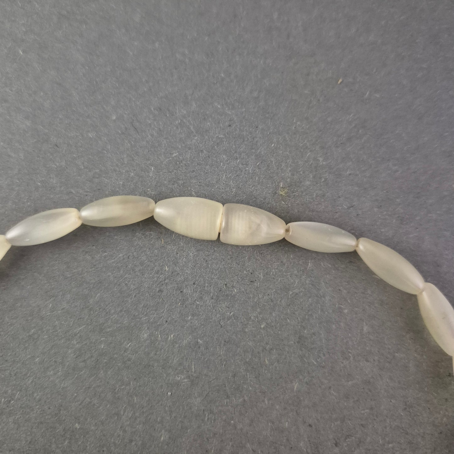 Damen Kette Perlmutt-Design mit länglichen Elementen Creme-Weiß