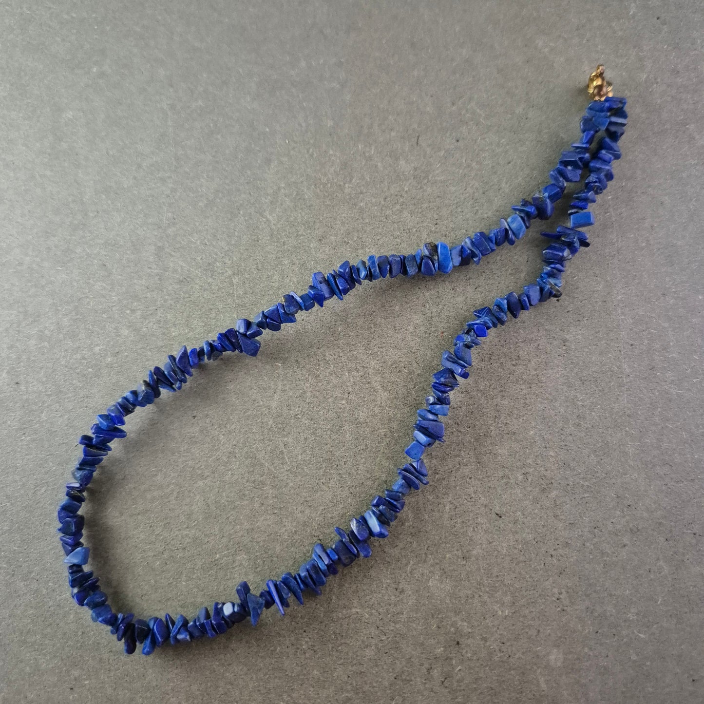 Elegante Halskette mit Lapislazuli-Splittern – Kräftiges Blau für Stilbewusste