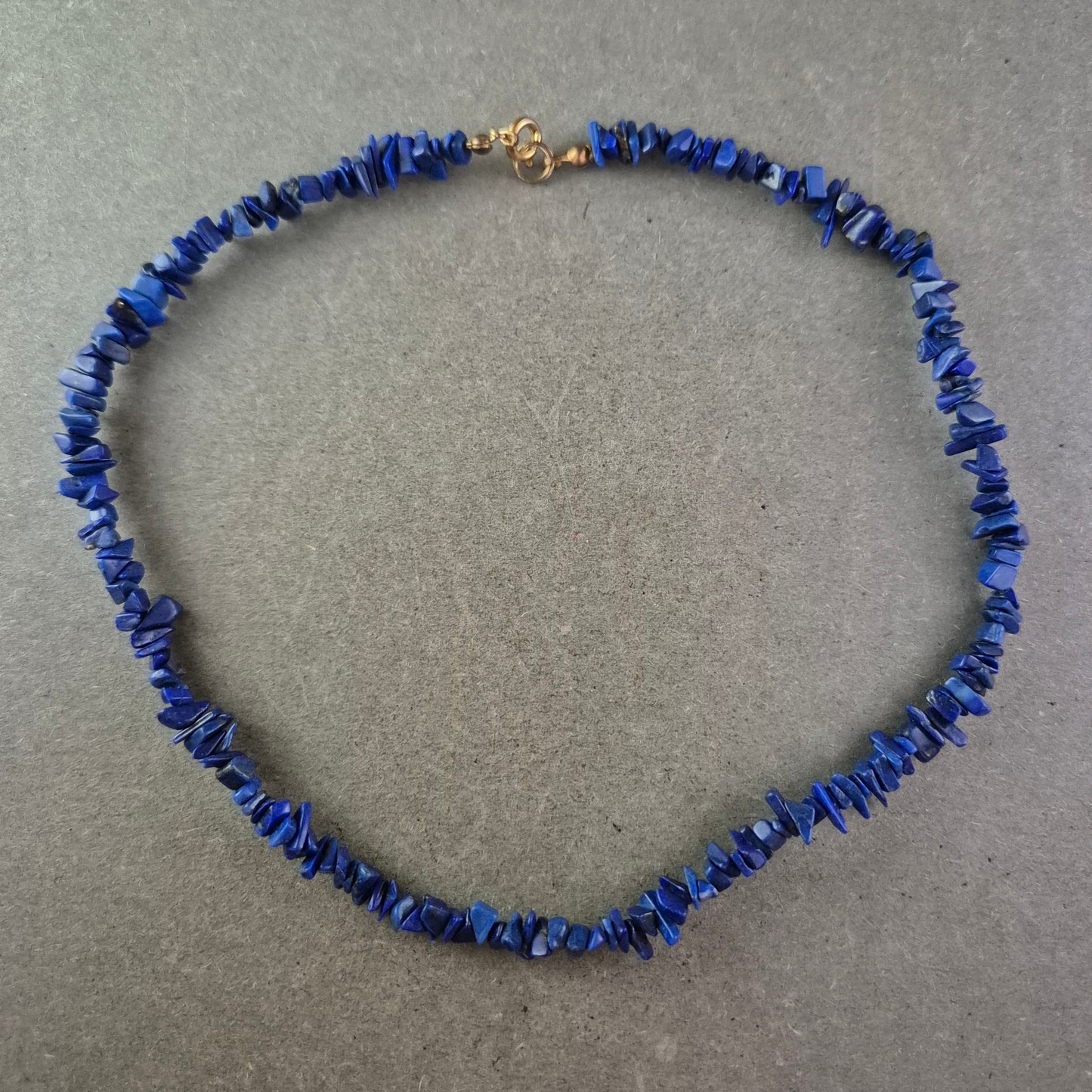 Elegante Halskette mit Lapislazuli-Splittern – Kräftiges Blau für Stilbewusste