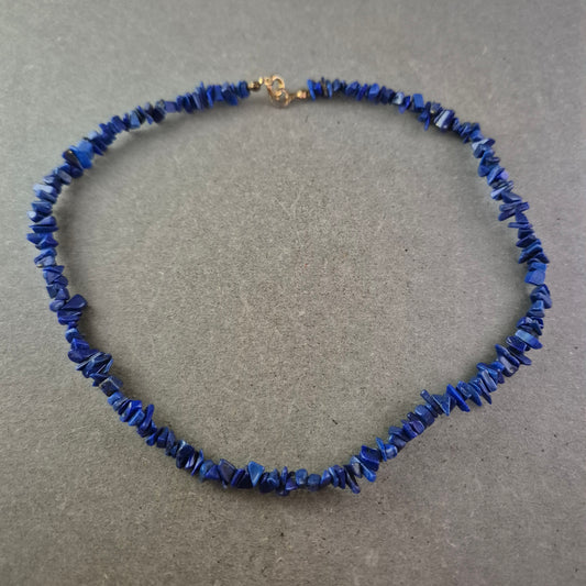 Elegante Halskette mit Lapislazuli-Splittern – Kräftiges Blau für Stilbewusste