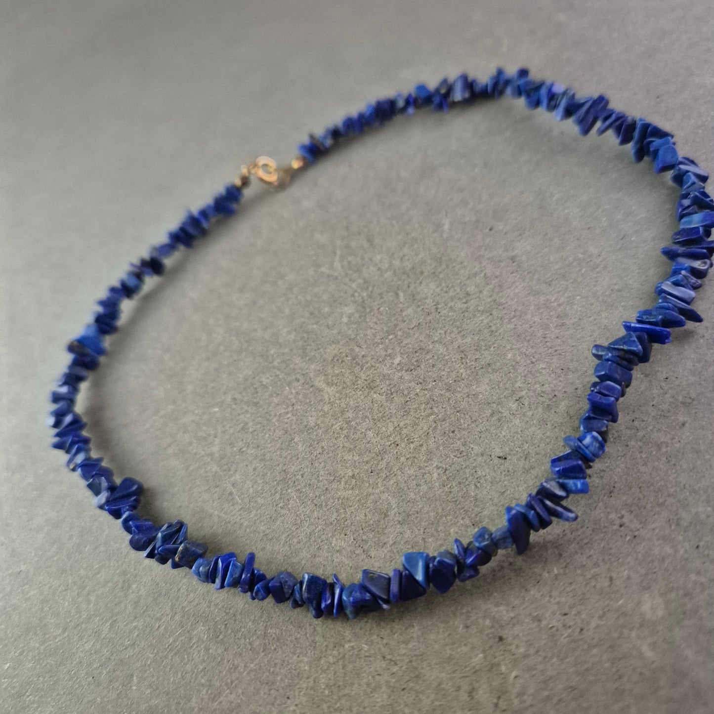 Elegante Halskette mit Lapislazuli-Splittern – Kräftiges Blau für Stilbewusste