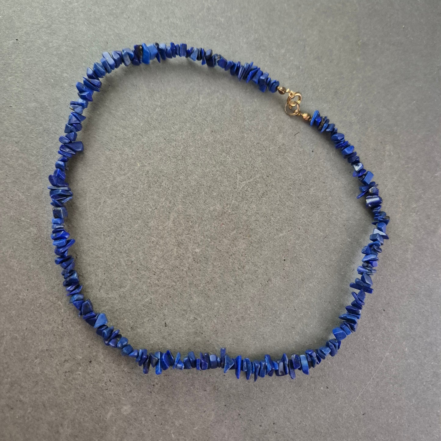 Elegante Halskette mit Lapislazuli-Splittern – Kräftiges Blau für Stilbewusste