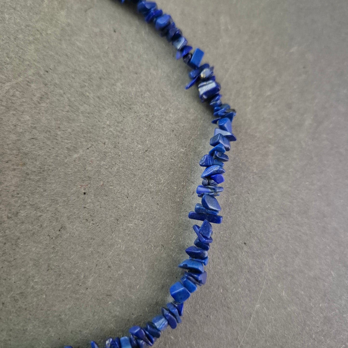 Elegante Halskette mit Lapislazuli-Splittern – Kräftiges Blau für Stilbewusste