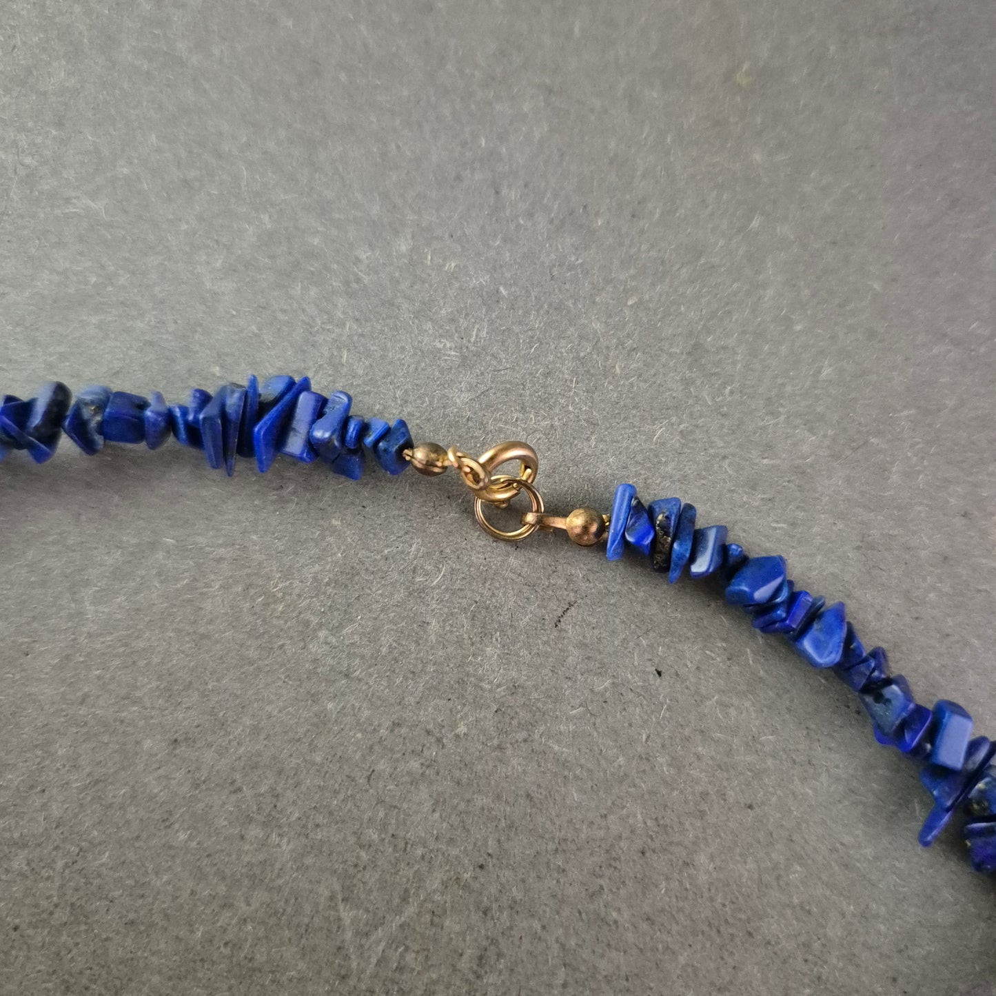 Elegante Halskette mit Lapislazuli-Splittern – Kräftiges Blau für Stilbewusste