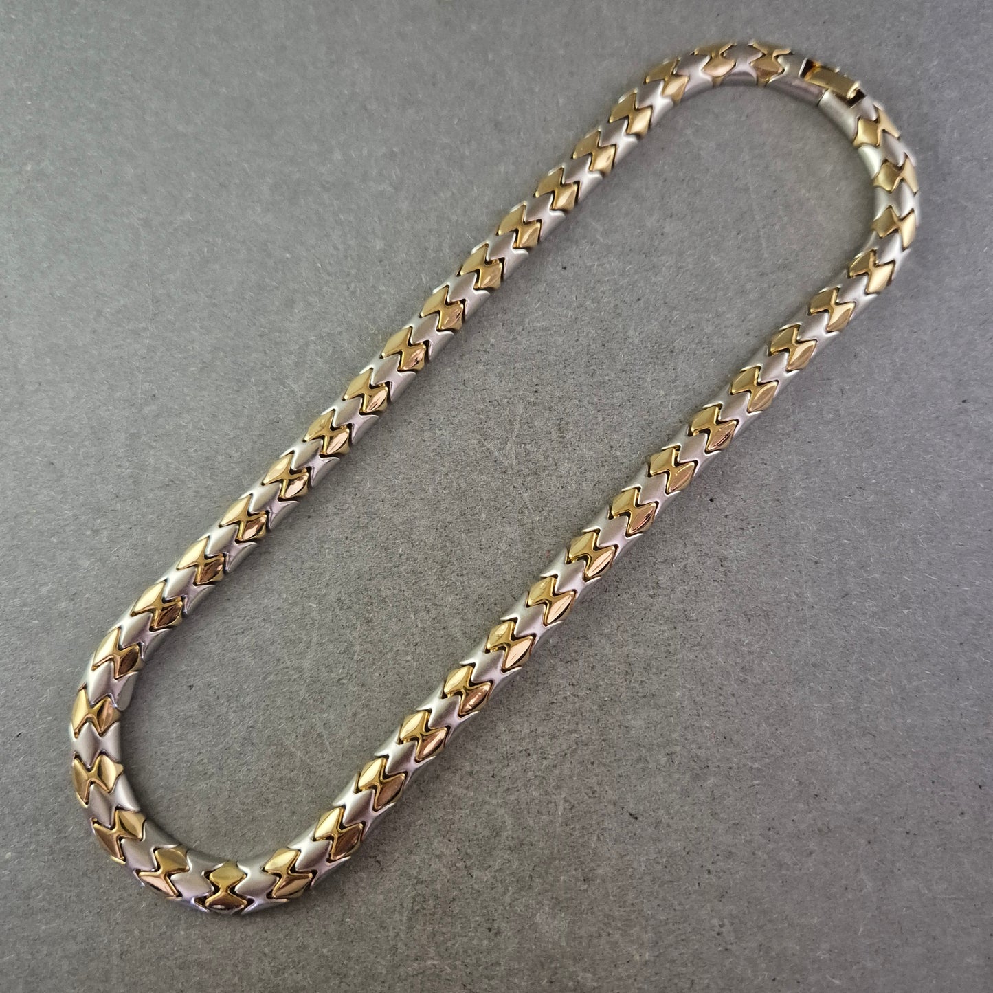 Vergoldete Halskette im Schuppenmuster – Stilvoller Blickfang mit Glanz