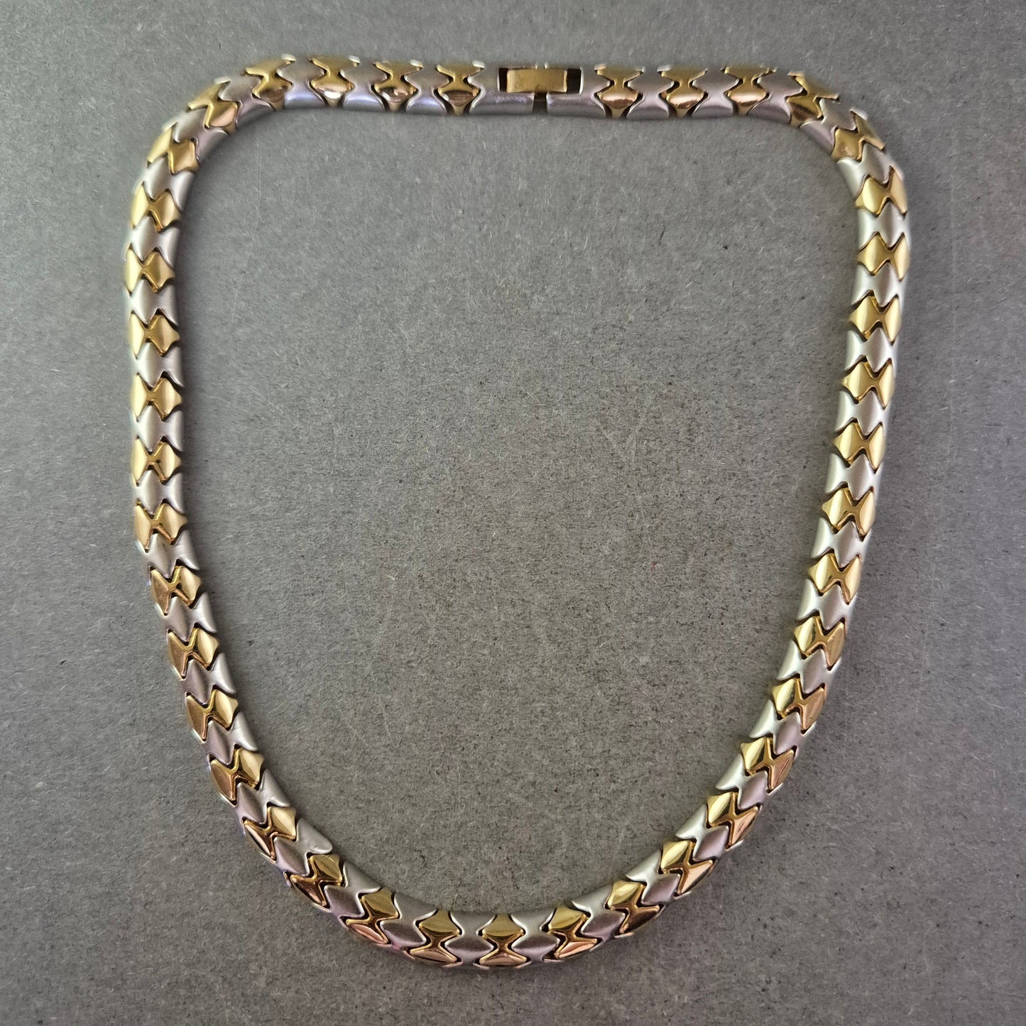 Vergoldete Halskette im Schuppenmuster – Stilvoller Blickfang mit Glanz