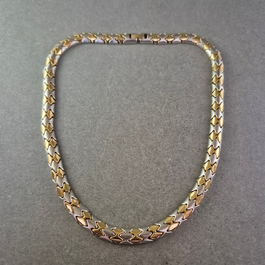 Vergoldete Halskette im Schuppenmuster – Stilvoller Blickfang mit Glanz