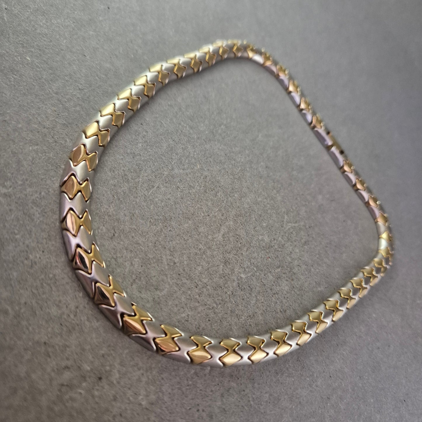 Vergoldete Halskette im Schuppenmuster – Stilvoller Blickfang mit Glanz