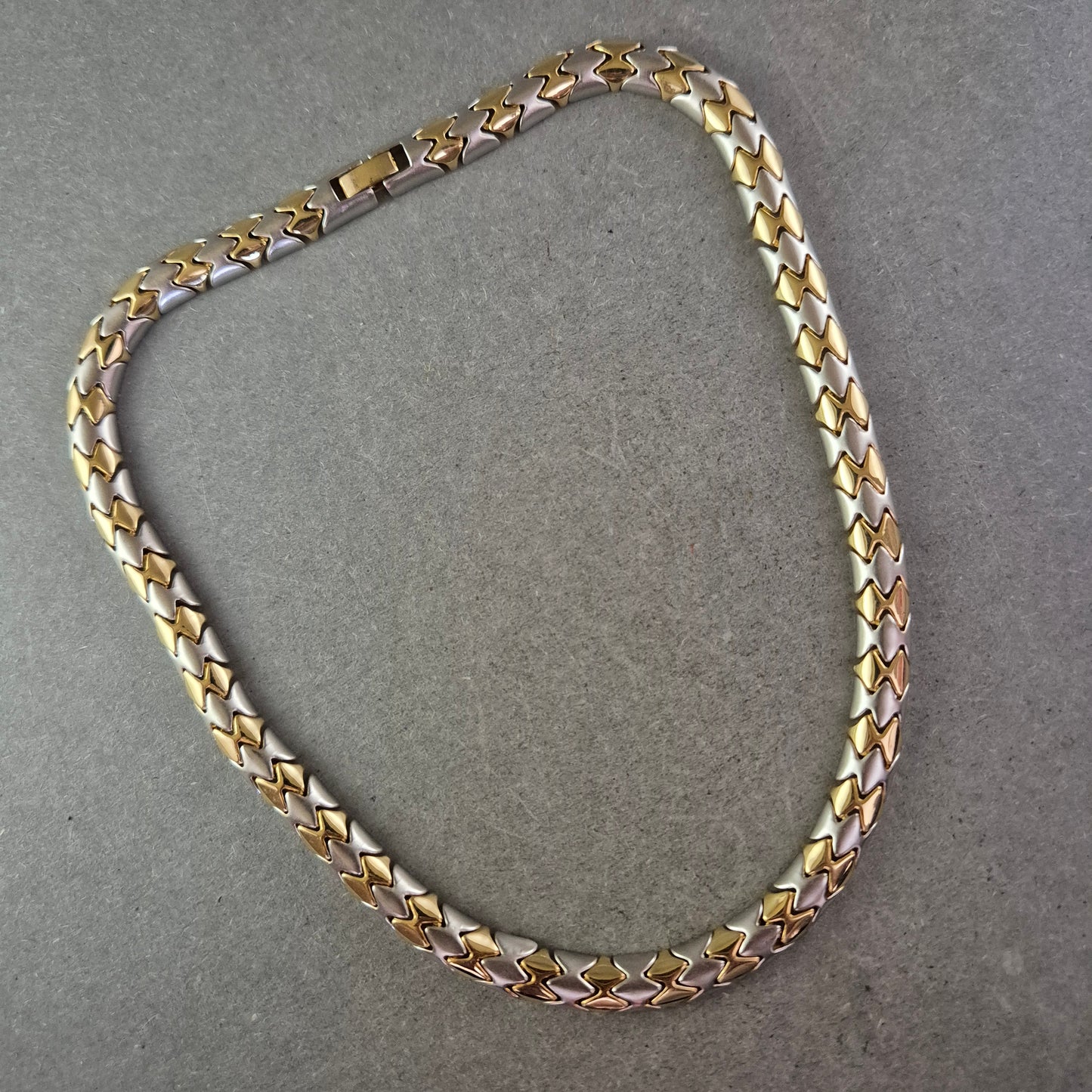 Vergoldete Halskette im Schuppenmuster – Stilvoller Blickfang mit Glanz