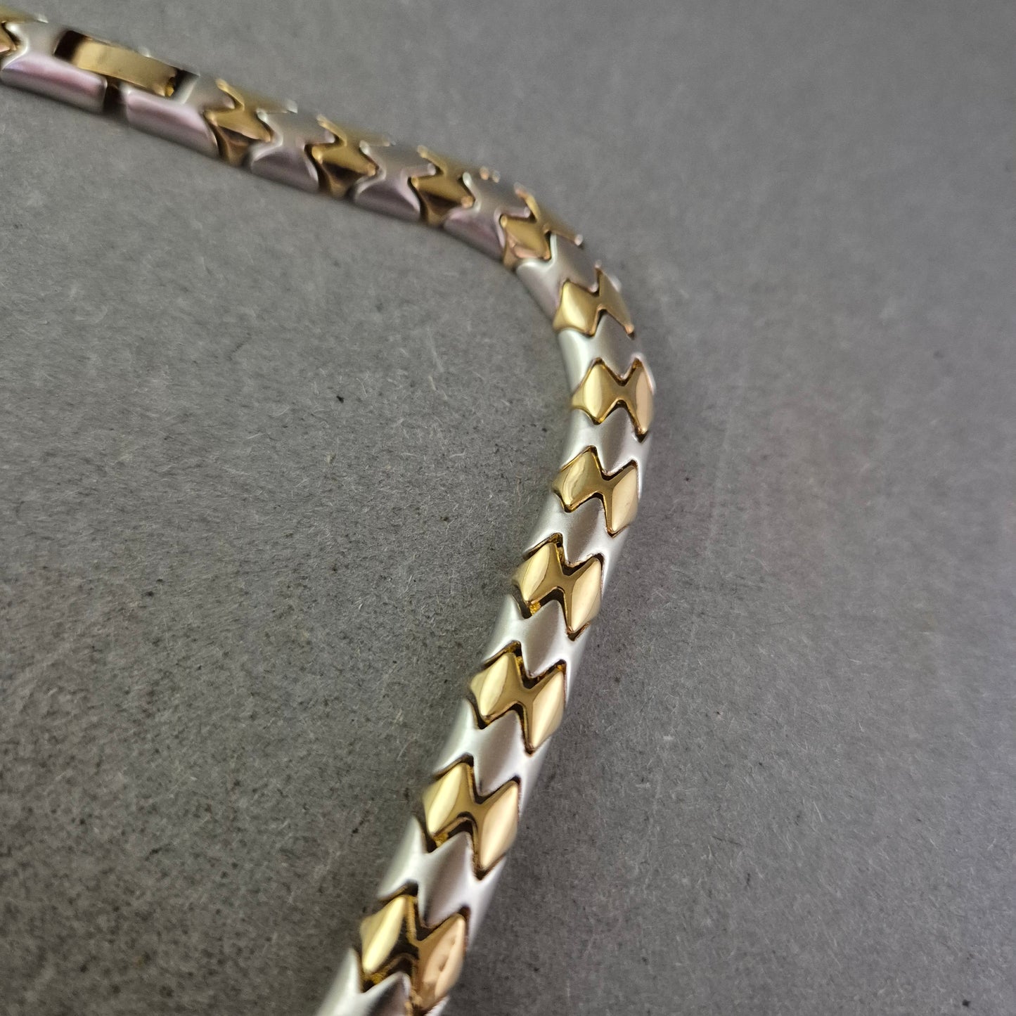 Vergoldete Halskette im Schuppenmuster – Stilvoller Blickfang mit Glanz