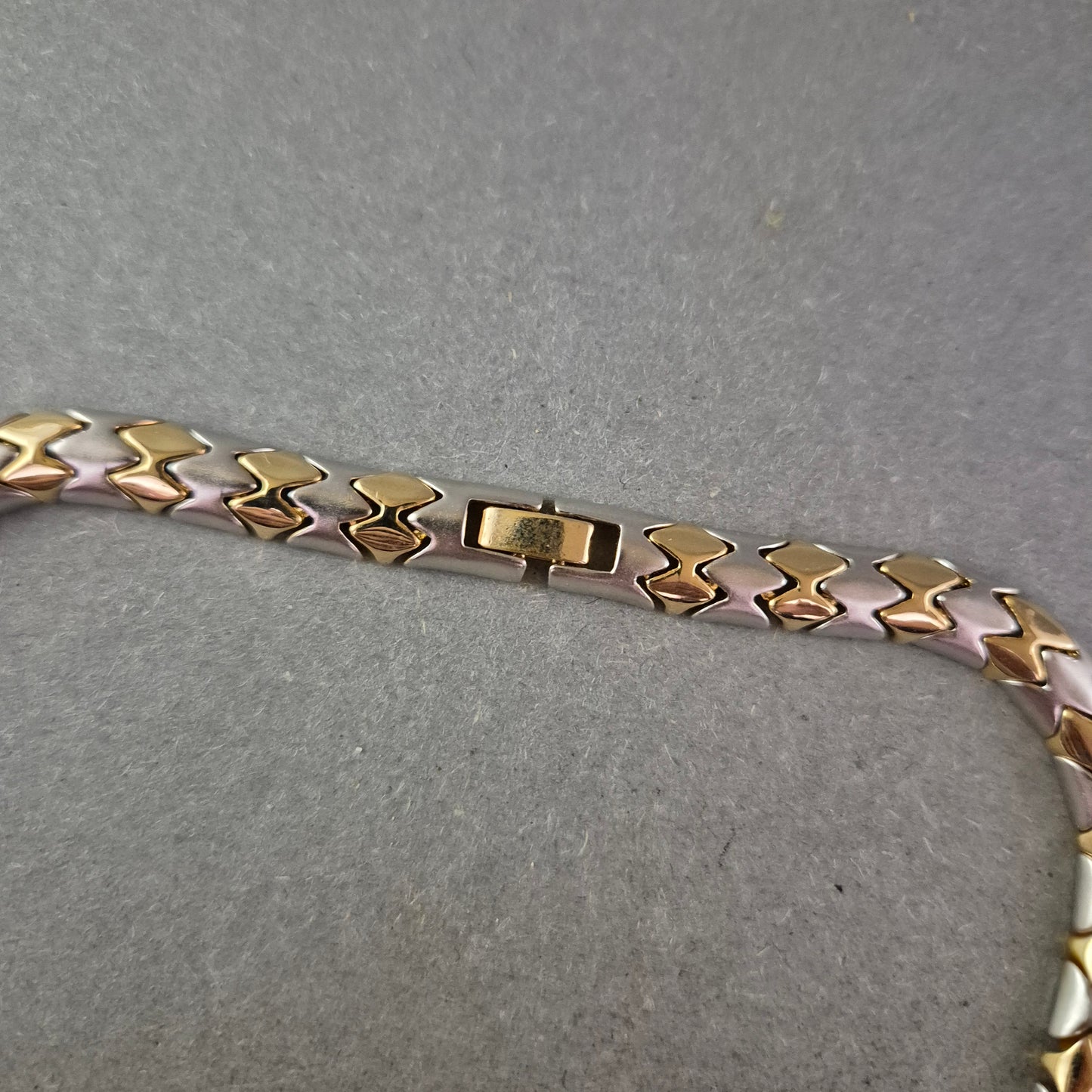 Vergoldete Halskette im Schuppenmuster – Stilvoller Blickfang mit Glanz