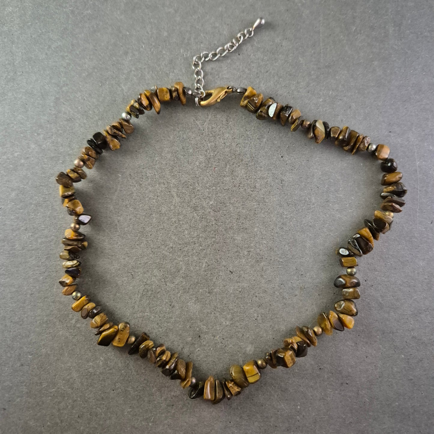 Halskette mit Tigerauge-Splittern – Natürliche Erd­töne mit Charakter