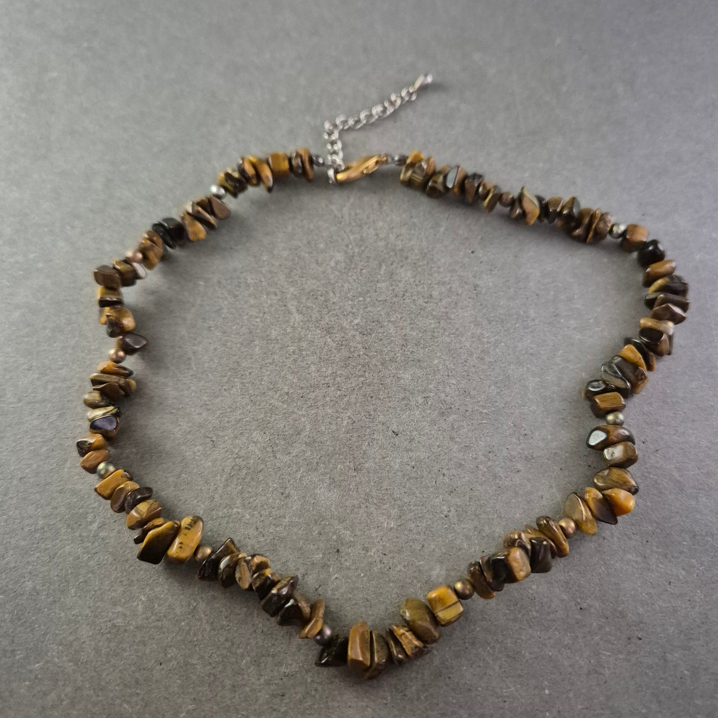 Halskette mit Tigerauge-Splittern – Natürliche Erd­töne mit Charakter