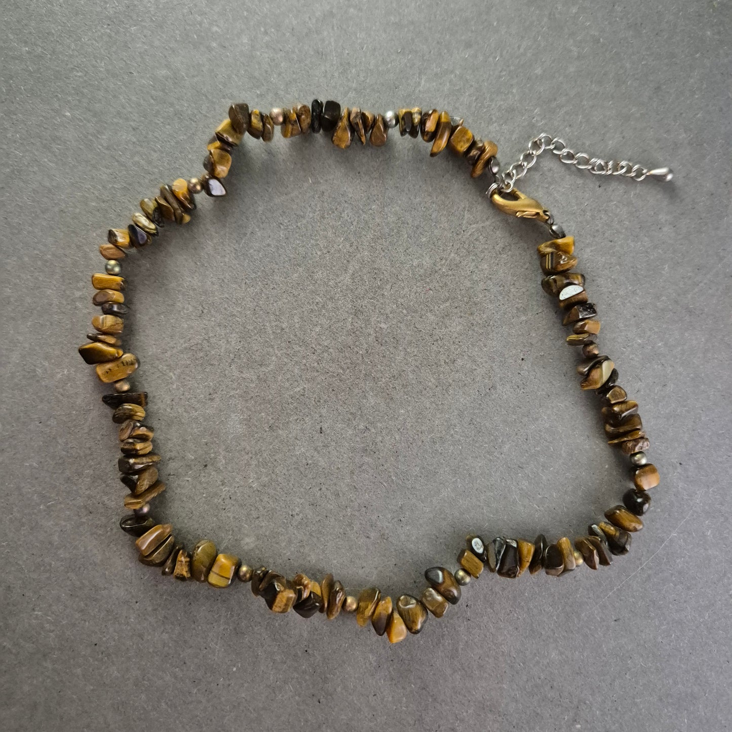 Halskette mit Tigerauge-Splittern – Natürliche Erd­töne mit Charakter