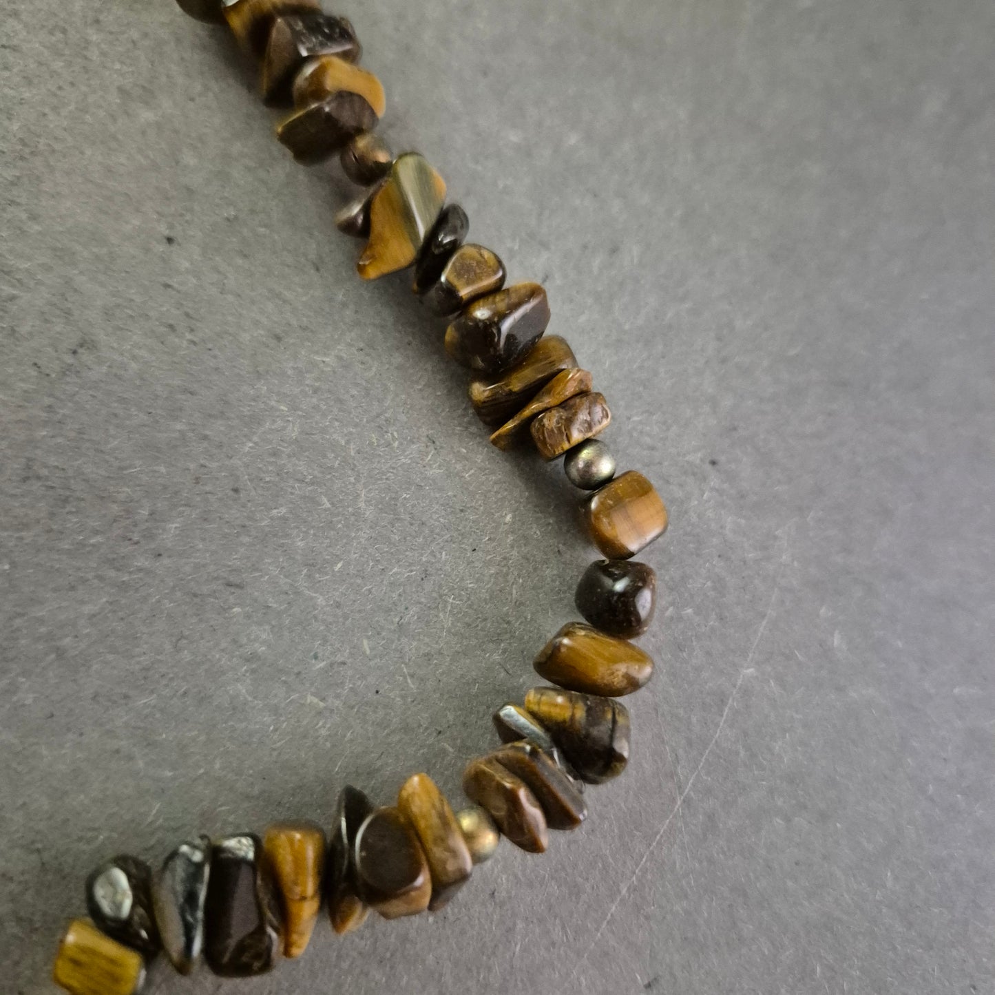 Halskette mit Tigerauge-Splittern – Natürliche Erd­töne mit Charakter