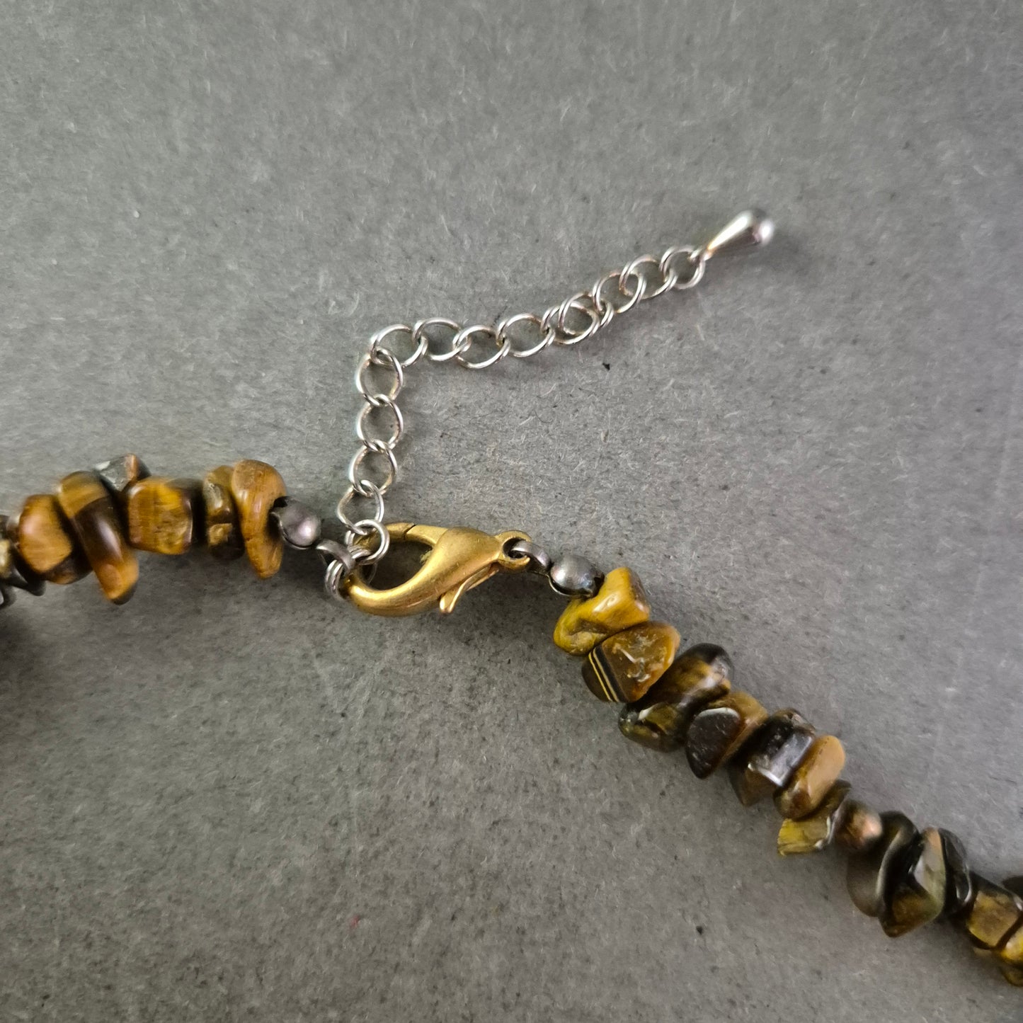 Halskette mit Tigerauge-Splittern – Natürliche Erd­töne mit Charakter