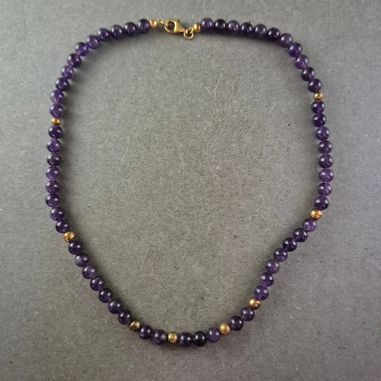 Klassische Amethyst Halskette – Elegante Kugeln in kräftigem Violett