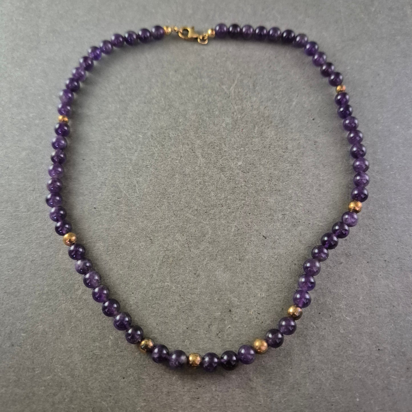 Klassische Amethyst Halskette – Elegante Kugeln in kräftigem Violett