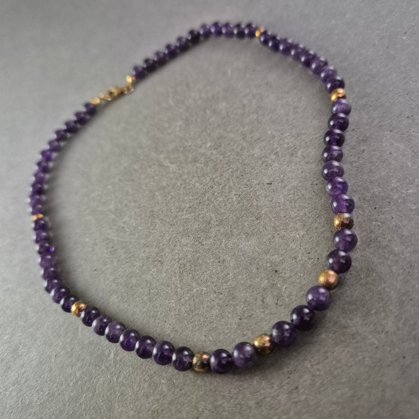 Klassische Amethyst Halskette – Elegante Kugeln in kräftigem Violett