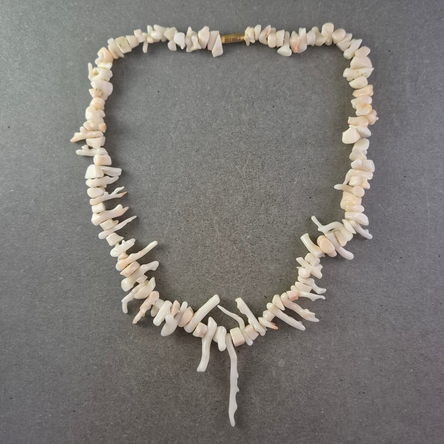Vintage Korallen Halskette in Weiß – Natürliche Struktur & Meeres-Flair