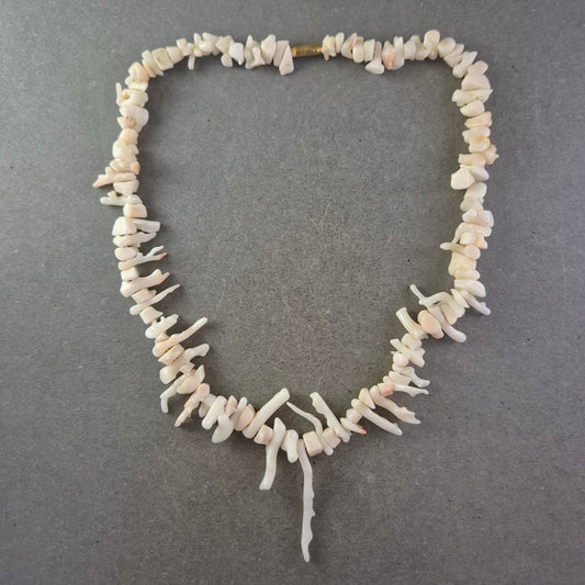 Vintage Korallen Halskette in Weiß – Natürliche Struktur & Meeres-Flair