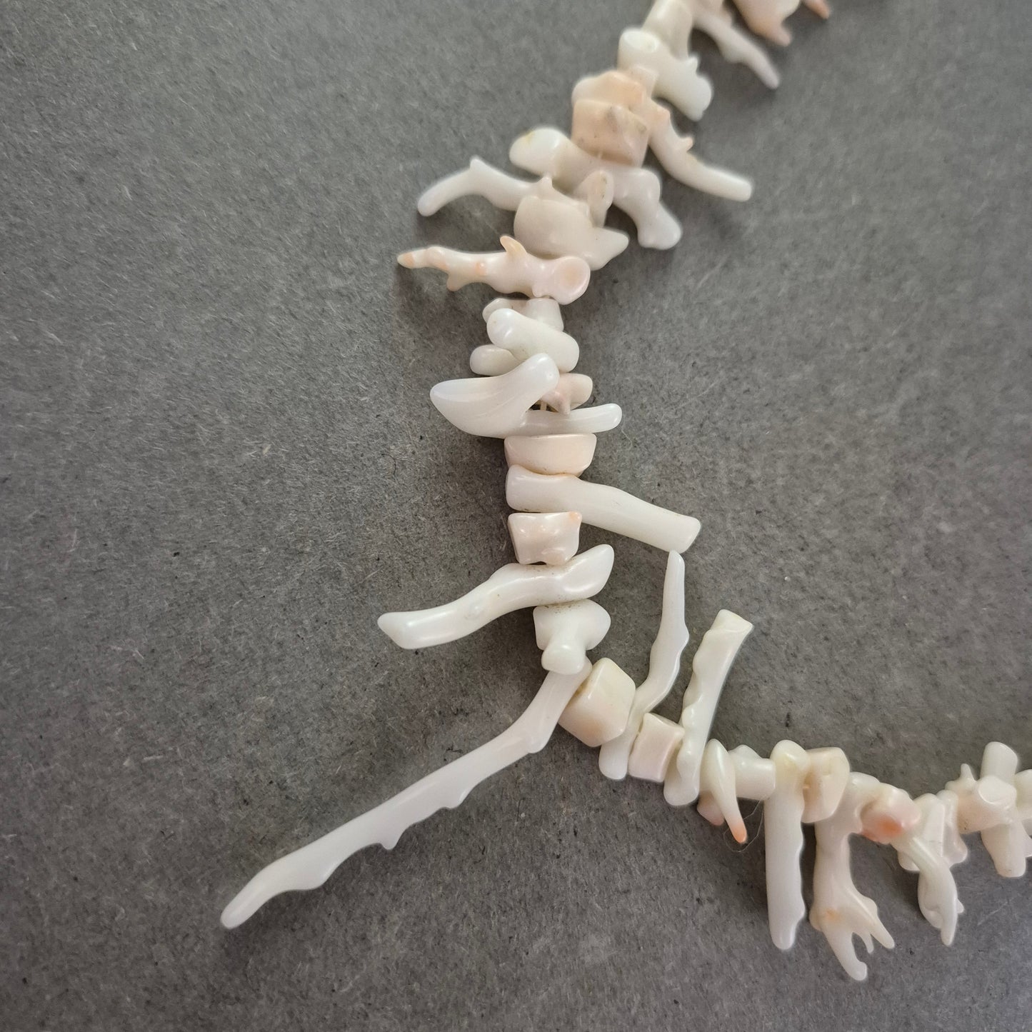 Vintage Korallen Halskette in Weiß – Natürliche Struktur & Meeres-Flair