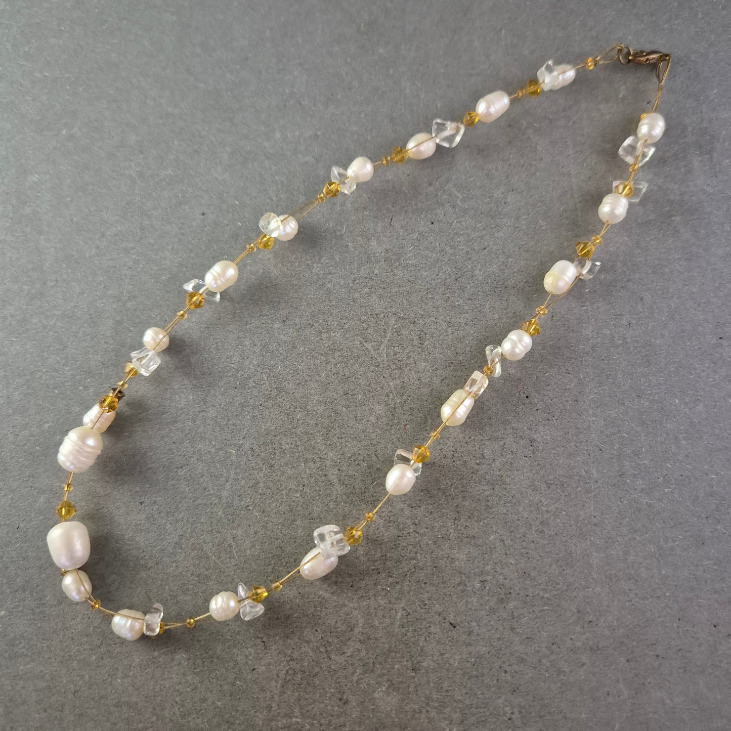 Filigrane Perlen Halskette mit Glasperlen – Zartes Design in Gold und Weiß