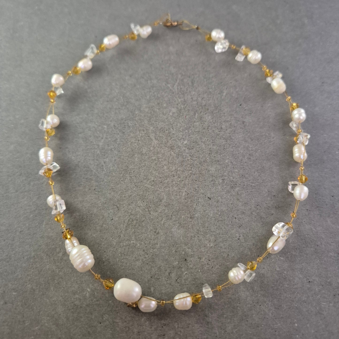 Filigrane Perlen Halskette mit Glasperlen – Zartes Design in Gold und Weiß