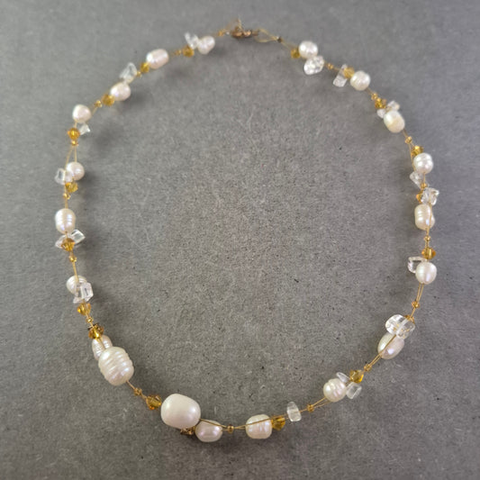 Filigrane Perlen Halskette mit Glasperlen – Zartes Design in Gold und Weiß