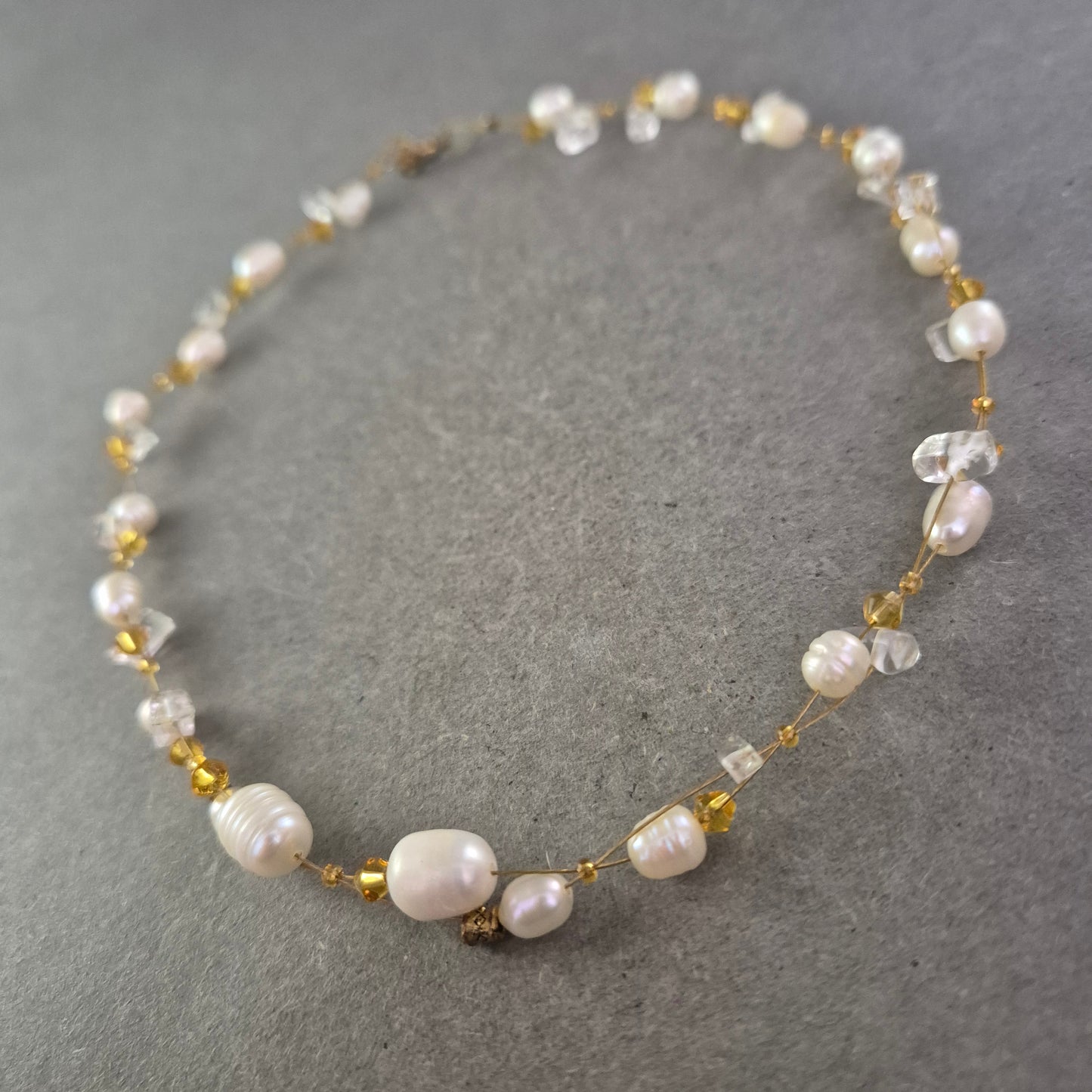 Filigrane Perlen Halskette mit Glasperlen – Zartes Design in Gold und Weiß