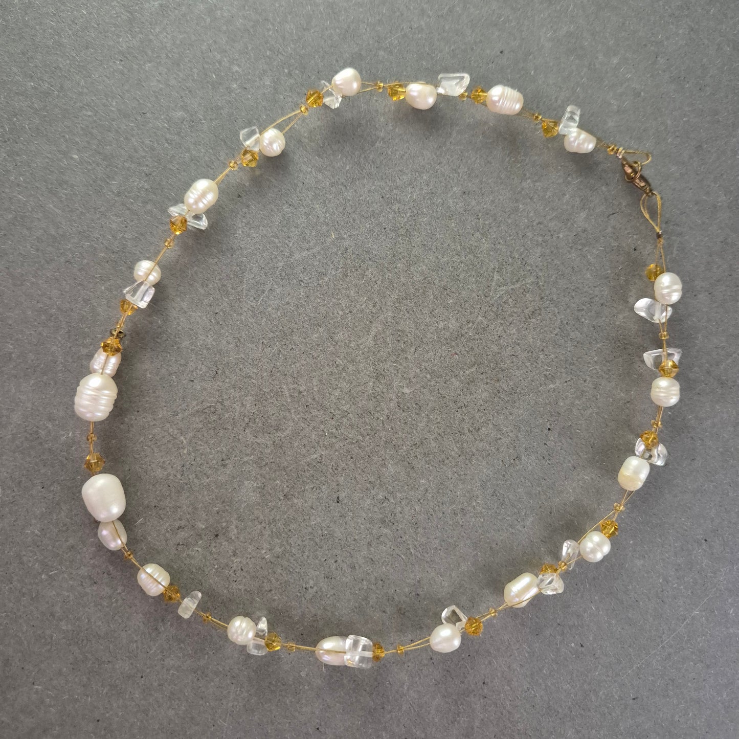 Filigrane Perlen Halskette mit Glasperlen – Zartes Design in Gold und Weiß