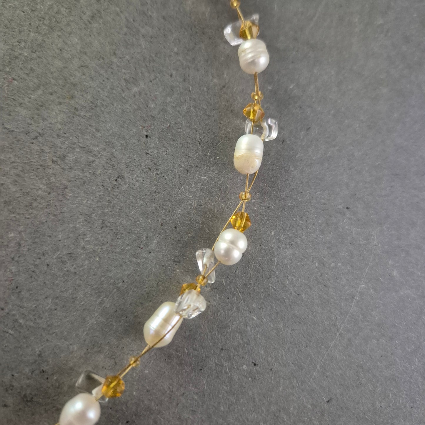 Filigrane Perlen Halskette mit Glasperlen – Zartes Design in Gold und Weiß