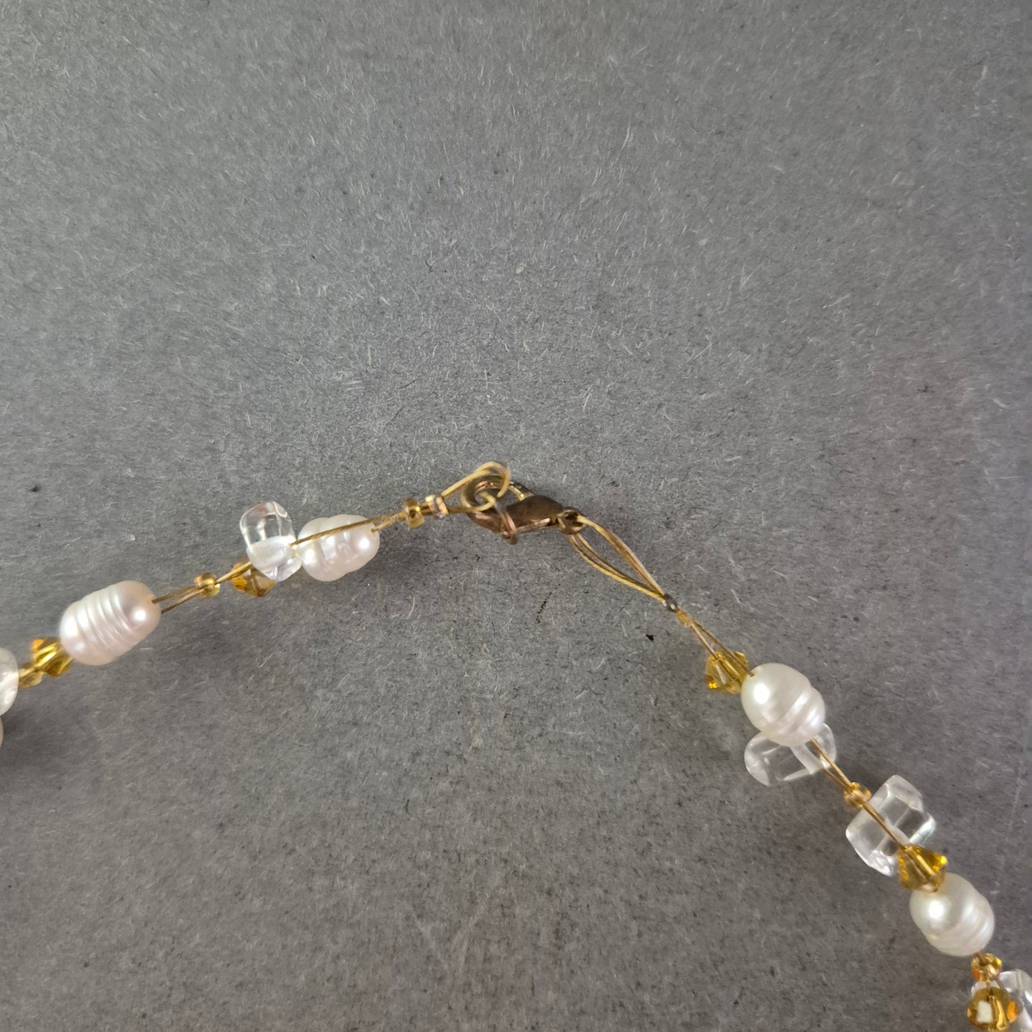 Filigrane Perlen Halskette mit Glasperlen – Zartes Design in Gold und Weiß